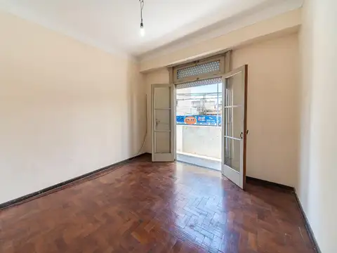 PH con patio y balcón, sin expensas, y muy buena ubicación.