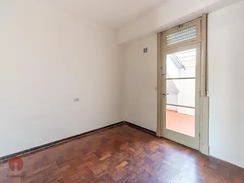 PH con patio y balcón, sin expensas, y muy buena ubicación.