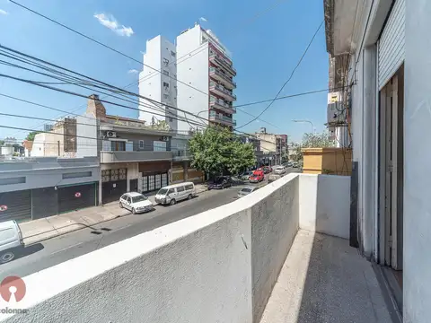PH con patio y balcón, sin expensas, y muy buena ubicación.