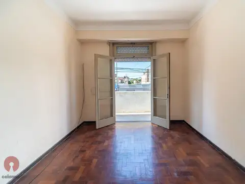 PH con patio y balcón, sin expensas, y muy buena ubicación.