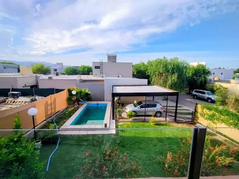 VENTA: CASA AMPLIA CON PISCINA , EN B° LAS PIRCAS
