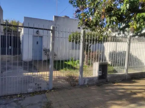 Casa de tres ambientes para  reciclar en venta en Haedo Sur