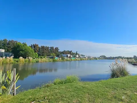 Terreno 1047m2 en venta a laguna en La Calesa, Pilará, Pilar