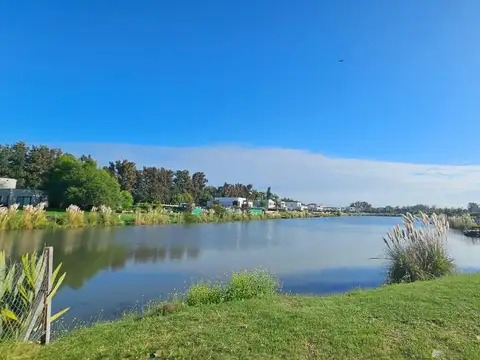 Terreno 1047m2 en venta a laguna en La Calesa, Pilará, Pilar