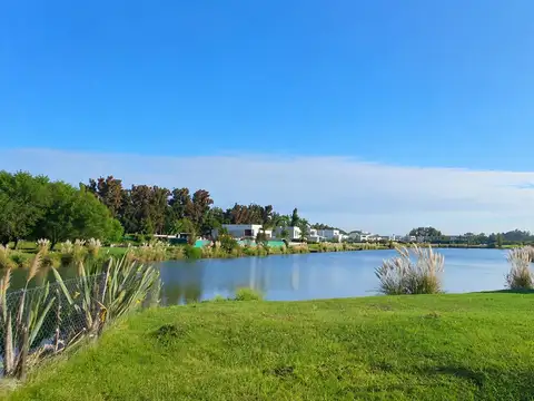 Terreno en venta a laguna en La Calesa, Pilará, Pilar