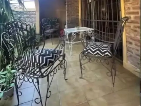 Hermoso chalet 3 dorm, garaje, parque. Apta credito, permuta menor valor.