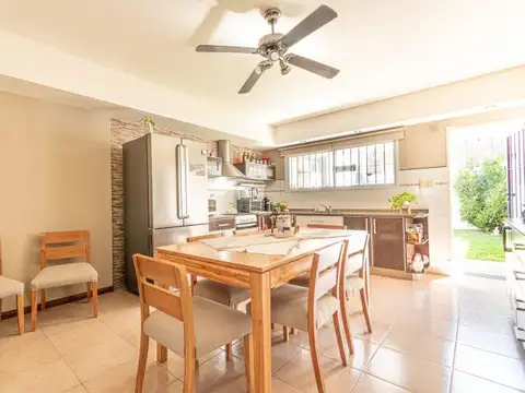 Casa 5 ambientes con 2 baños