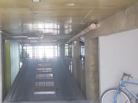 Cochera descubierta en el centro de Banfield.