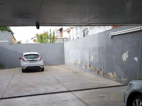 Cochera descubierta en el centro de Banfield.