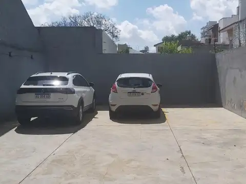 Cochera descubierta en el centro de Banfield.