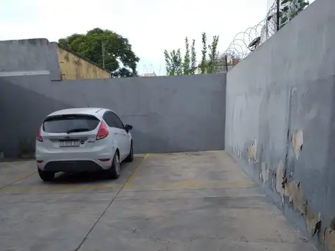 Cochera descubierta en el centro de Banfield.