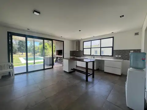 Casa en Alquiler con 3 cocheras