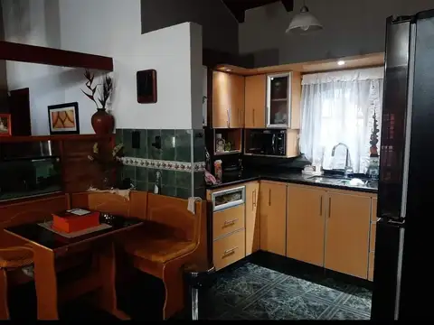 CASA 3 DORM ARGUELLO EXCELENTE ESTADO