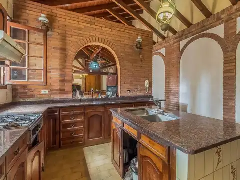 Casa · En Venta · 2 Plantas, 6 Ambientes · Con Amplio Terreno a Refeccionar · Castelar