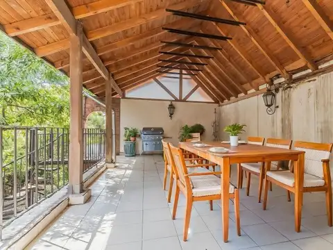 Casa · En Venta · 2 Plantas, 6 Ambientes · Con Amplio Terreno a Refeccionar · Castelar