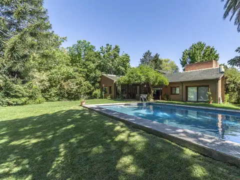 Casa de 6 ambientes en venta con jardín, pileta y VISTA AL GOLF en Highland!