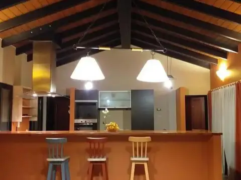 Casa 5 ambientes con 4 baños