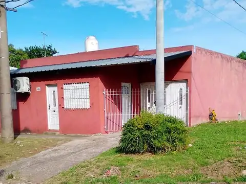 Casa en venta - 2 Dormitorios 1 Baño - La Plata