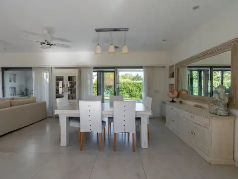 Casa 4 ambientes con 2 baños