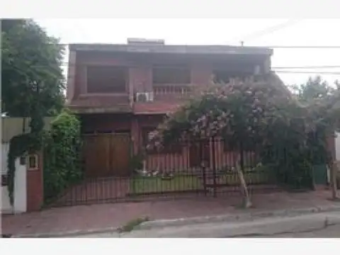 EXCELENTE CHALET EN LA MEJOR ZONA DE PADUA SUR EN TRES PLANT