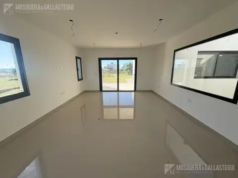 Casa 5 ambientes con 3 baños