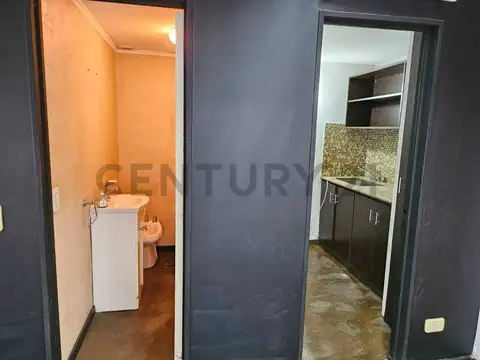 VENTA 12 Y 47. OFICINA CON BALCON AL FRENTE