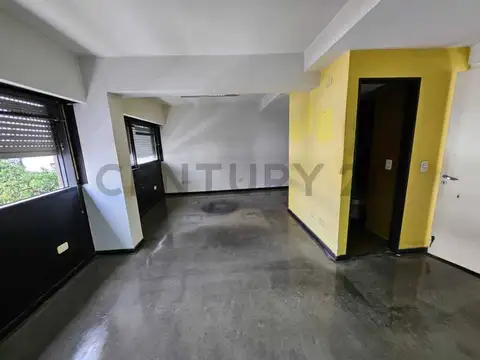 Oficina 5 ambientes con 2 baños
