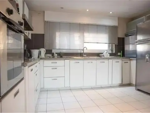 Casa 11 ambientes con 3 baños