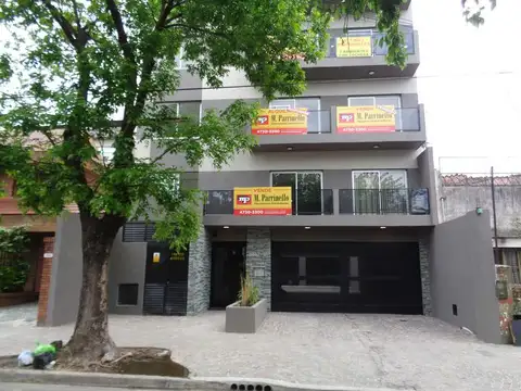 Departamento dos ambientes con balcon y cochera cubierta-En Venta