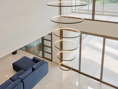 Moderna casa de categoría y gran pileta, Paraná
