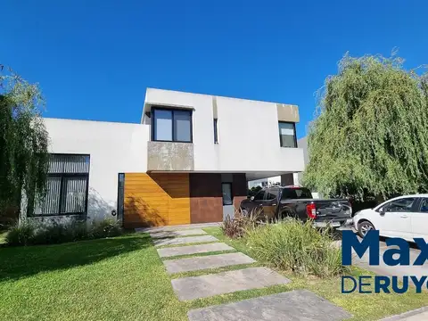 Calle 47 y Autopista. Golondrinas, Casa 26