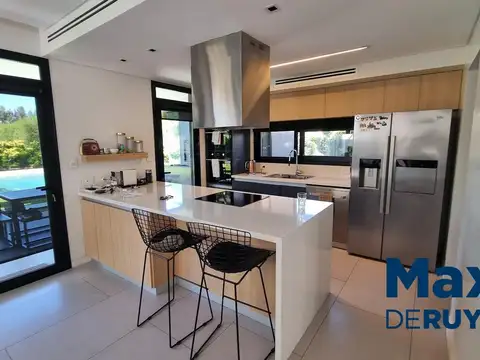 Casa en Alquiler con 3 cocheras