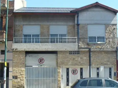 CASAC CON COCHERA 16 AUTOS EN LOTE DE 520M2 