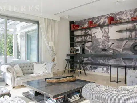 Casa en Venta con 2 cocheras