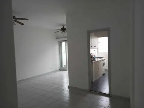 2 Ambientes super amplios con balcon con cerramiento 