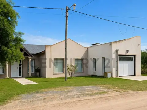 VENTA CASA 3 AMB C/ESCRITORIO, PILETA Y COCHERA - ROQUE PÉREZ