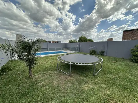 Casa 2 dormitorios patio y pileta, parque habitacional ibarlucea