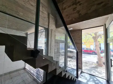 SEMIPISO AMPLIO, DOS BALCONES, ESTAR COMEDOR Y COCINA SECTORIZADA CON BARRA, UN BAÑO, UN DORMITORIO