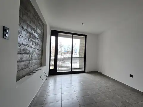 SEMIPISO AMPLIO, DOS BALCONES, ESTAR COMEDOR Y COCINA SECTORIZADA CON BARRA, UN BAÑO, UN DORMITORIO