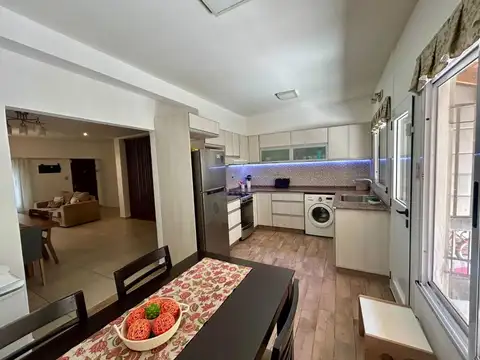 VENTA TRIPLEX 4 AMBIENTES CON COCHERA