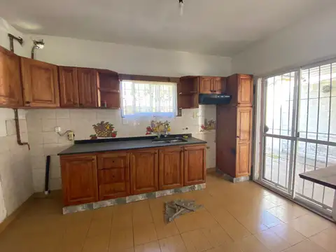 Casa en venta tipo 4 ambientes en dos plantas, hermoso jardín ACEPTA PERMUTA Y FINANCIACION