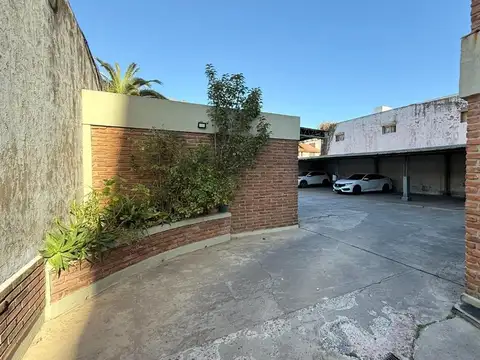 Cochera en venta en La Plata portón automatizado