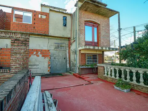 Venta PH multifamiliar 13 ambientes cochera patio y terraza en Carlos Spegazzini