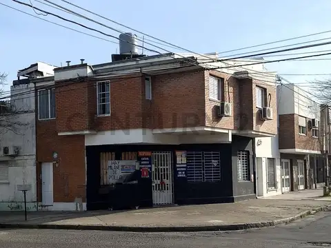 VENTA de CASA EN PLANTA ALTA DE 2 DORMITORIOS CON PATIO ZONA SUR, SANTA FE.