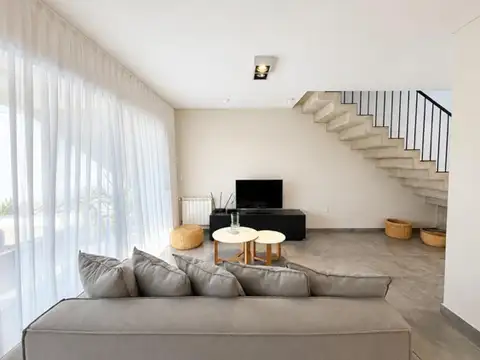 Casa en Alquiler con 2 cocheras
