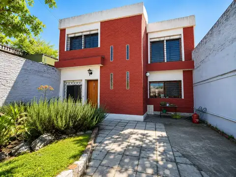 VENTA CASA  4 AMB CON PARQUE Y GARAGE EN BERNAL