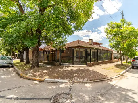 Impecable PH tipo casa en venta desarrollada íntegramente en una planta en Martínez.