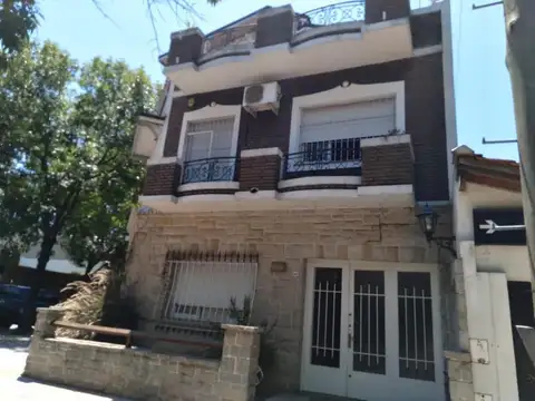 Excelente casa de 6 ambientes. Mercedes al 4900