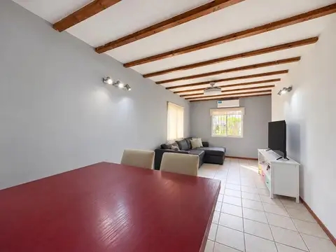 Casa en Alquiler con 1 cochera