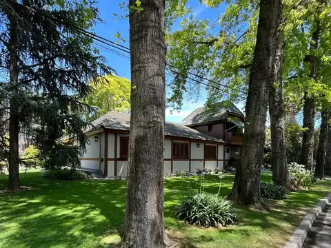 Casa en Alquiler con 5 cocheras